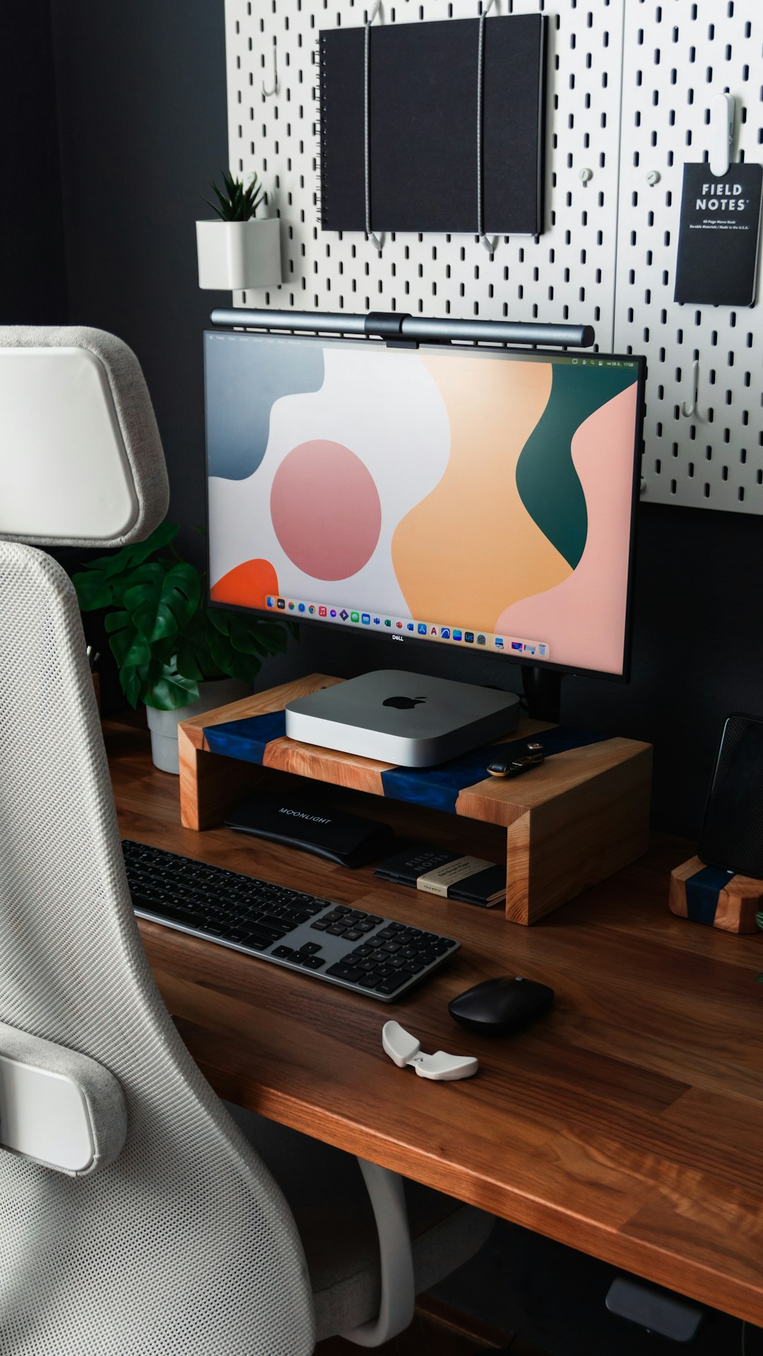 Mac Mini M1, Oakdesk by Standidesk, Orbitkey Nest, Edifier Speakers, IKEA Skadis, IKEA Jarvfjallet, Deltahub desk mat, Deltahub Carpio wrist rest, BenQ Monitor Screenbar Plus, Field Notes, Feippo framed iPhone, Matias wireless aluminium keyboard